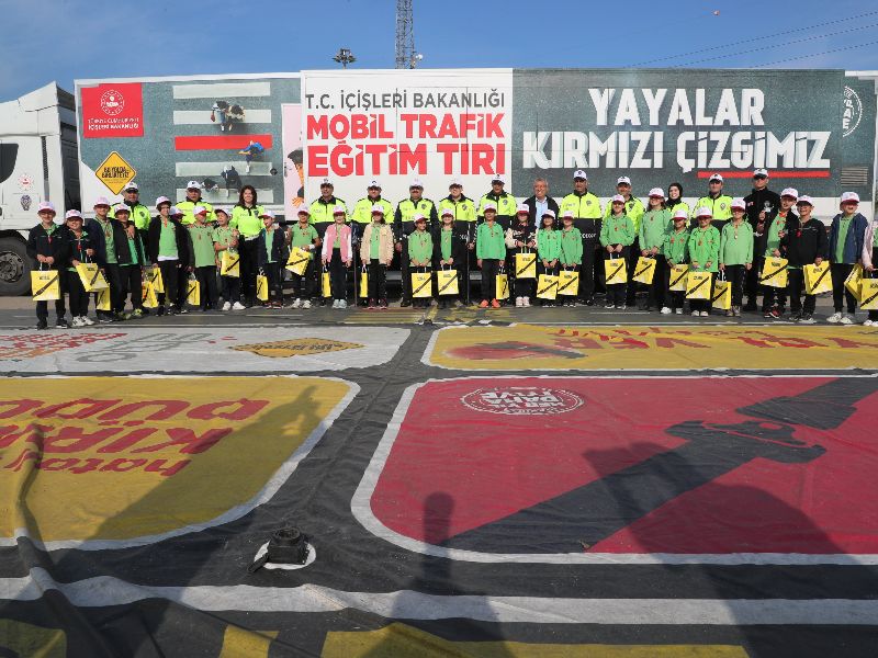 Bursa Emniyet Müdürlüğü Mobil Trafik Eğitim Tırı Öğrencilerle Buluştu