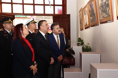 Atatürk’ün Ebediyete İrtihalinin 87. Yılında Vali Osman Hacıbektaşoğlu ve Hanımefendi Güney Hacıbektaşoğlu, Atatürk Konulu Sergi Açılışlarına Katıldı