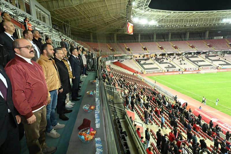 Valimiz Sayın Hüseyin Aksoy, Eskişehirspor-Muğlaspor arasında oynanan Ziraat Türkiye Kupası ikinci tur müsabakasını tribünden takip ediyor.