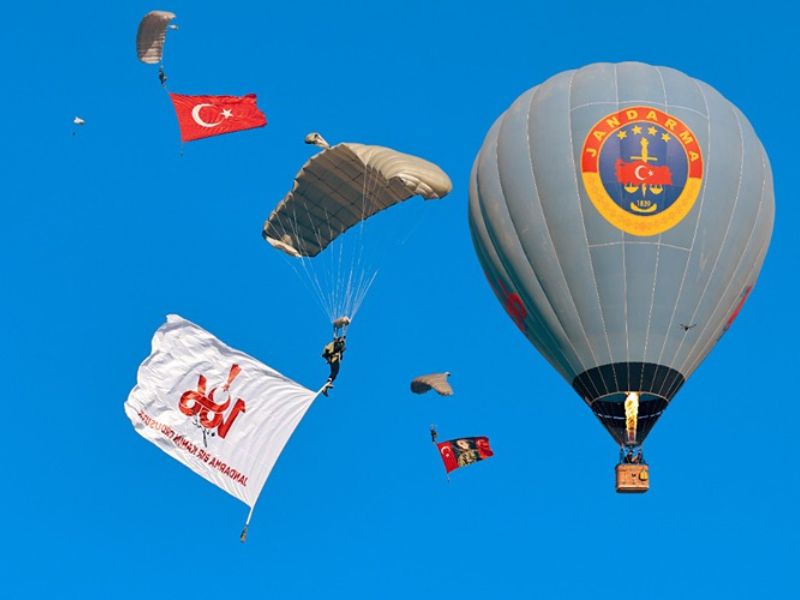 Kapadokya'da JÖAK Timi Sıcak Hava Balonundan Paraşütle Atladı