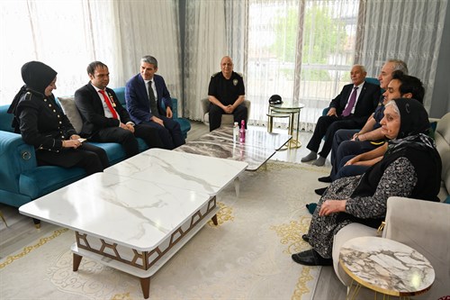 Vali Dr. Naci Aktaş ve Eşi Nagihan Aktaş Hanımefendi’den Şehit Ailesi ve Gaziye Ziyaret