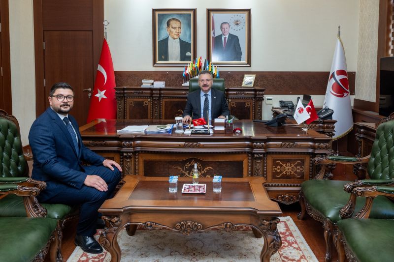 Valimiz Sayın Hüseyin Aksoy, Geçit Kuşağı Tarımsal Araştırma Enstitüsü Müdürü olarak atanan Ulaş Çınar'ı makamında kabul etti.
