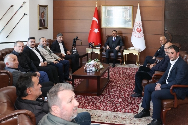 Gelik Belediye Başkanı Burhan Sezgin ve Beraberindeki Heyetle Birlikte Valimiz Osman Hacıbektaşoğlu'nu Makamında Ziyaret Etti