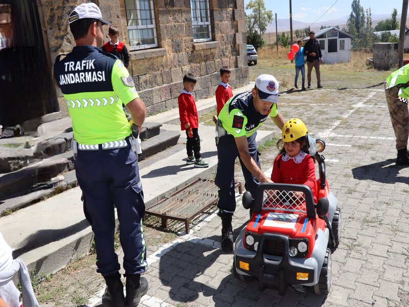 Kars'ta Jandarma Ekipleri Minik Öğrencilere Uygulamalı Trafik Dersi İle Öğrencilere Hem Güven Verdi Hem de Bilgilendirdi