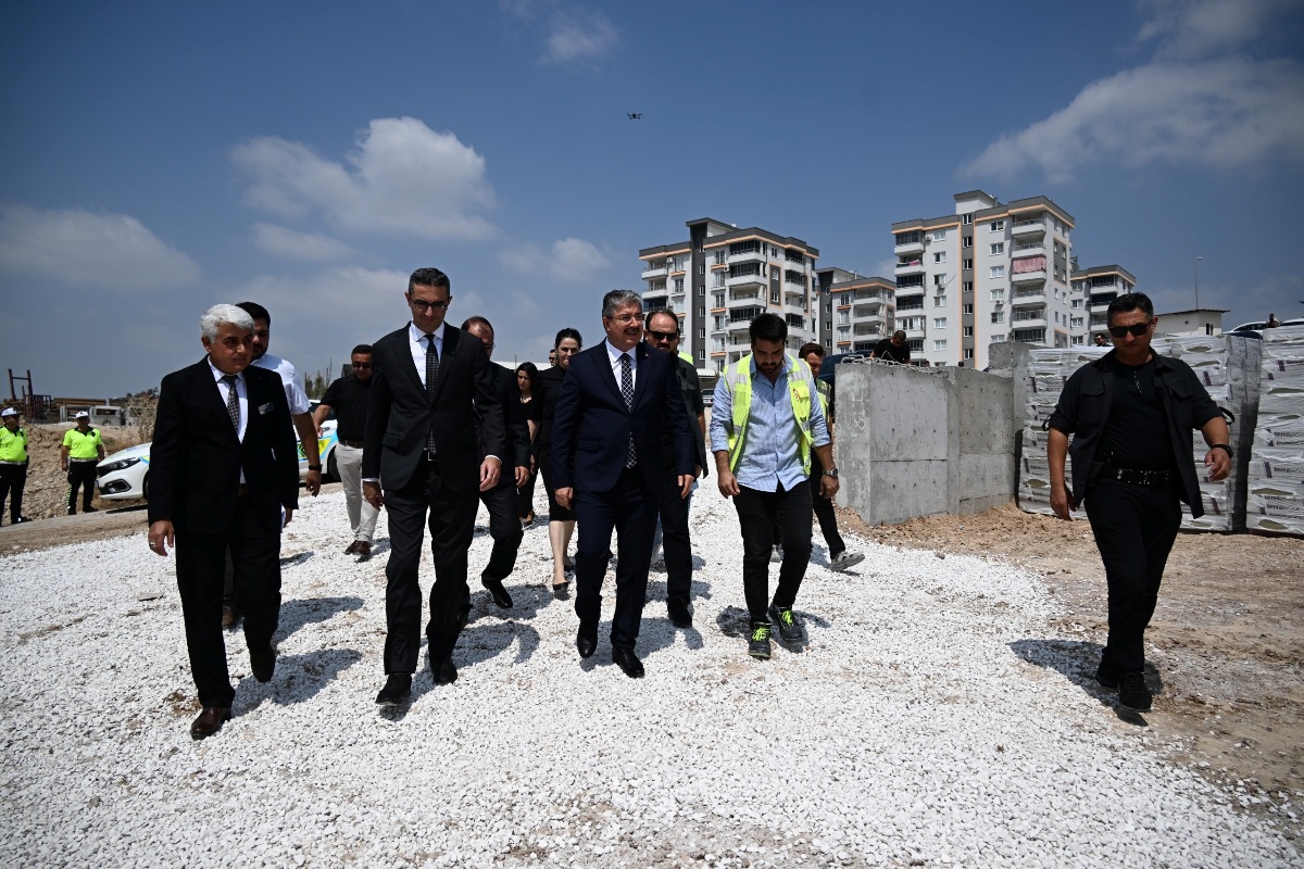 Vali Yılmaz, Kadirli Devlet Hastanesi Ek Hizmet Binası İnşaatında İncelemelerde Bulundu