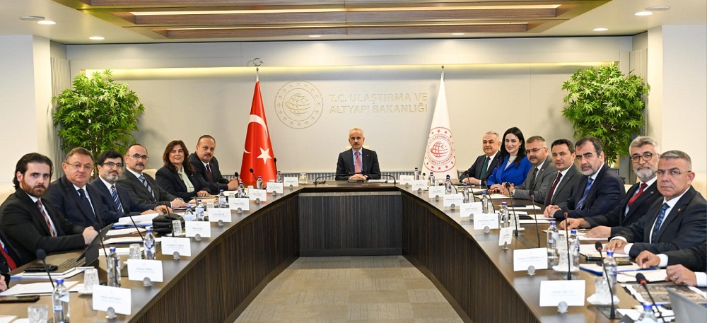 Valimiz Yakup Canbolat ve Beraberindeki Heyet Ulaştırma ve Altyapı Bakanımız Sayın Abdulkadir Uraloğlu’nu Ziyaret Etti
