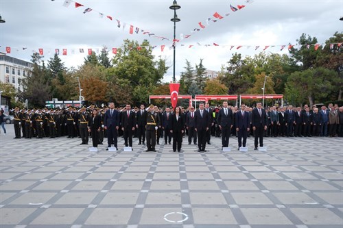 CUMHURİYET BAYRAMI’NIN 102. YIL DÖNÜMÜ DOLAYISIYLA CUMHURİYET MEYDANI’NDA ÇELENK SUNMA TÖRENİ GERÇEKLEŞTİRİLDİ