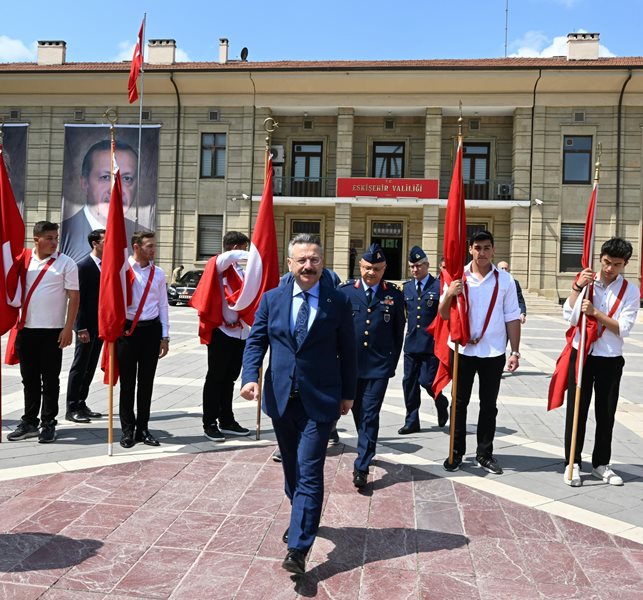 Gazi Mustafa Kemal Atatürk’ün Eskişehir’e gelişinin 105. yılı Valilik Meydanı’nda Valimiz Sn. Hüseyin Aksoy’un katılımıyla düzenlenen törenle kutlandı