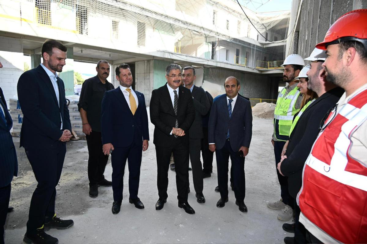 Vali Yılmaz, Osmaniye Organize Sanayi Bölgesinde Yapımı Devam Eden Otel İnşaatında İncelemelerde Bulundu