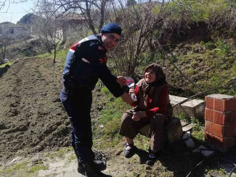 Gördes’te Jandarma Ekipleri Şehit Annelerini Unutmadı