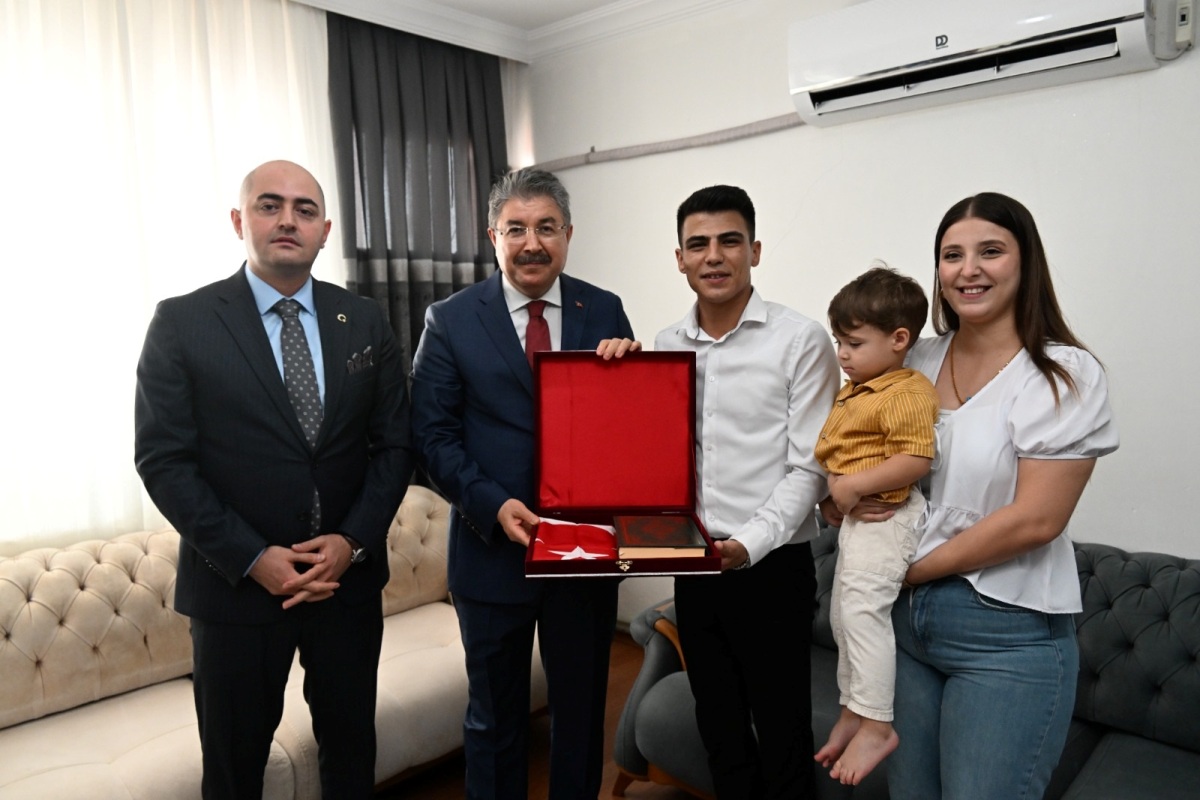 Vali Dr. Erdinç Yılmaz, 15 Temmuz Gazimiz Hakan Çetin’i Evinde Ziyaret Etti