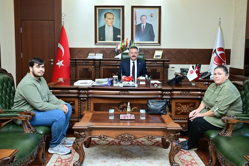 Şehit Polis Memuru Cengiz Kuloğlu'nun eşi Filiz Kuloğlu ve oğlu Doğukan Kuloğlu, Valimiz Sayın Hüseyin Aksoy'u ziyaret etti.