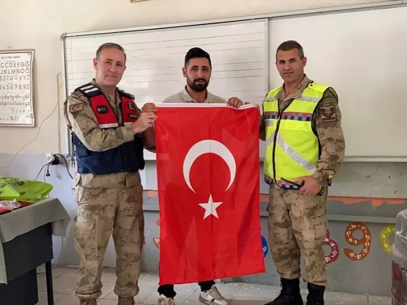Muş'ta Jandarma, Köy Okulundaki Öğrencilere Kışlık Kıyafet ve Hediyeler Dağıttı
