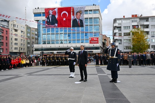 Uşak’ta 29 Ekim Cumhuriyet Bayramının 102. Yıl Dönümü Kutlamaları Çelenk Sunma Töreni ile Başladı