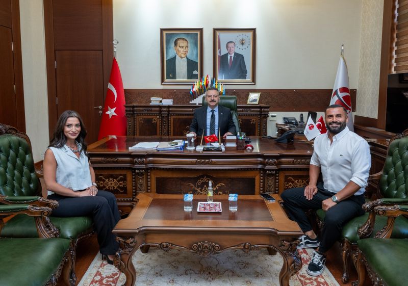 Eskişehir'in Uluslararası ödüllü erkek kuaförü Tuncay Gitgör, Valimiz Sayın Hüseyin Aksoy'u ziyaret etti.