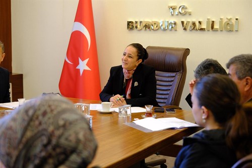 VALİ TÜLAY BAYDAR BİLGİHAN, HALK GÜNÜ TOPLANTISINDA VATANDAŞLARLA BİR ARAYA GELEREK TALEPLERİNİ DİNLEDİ