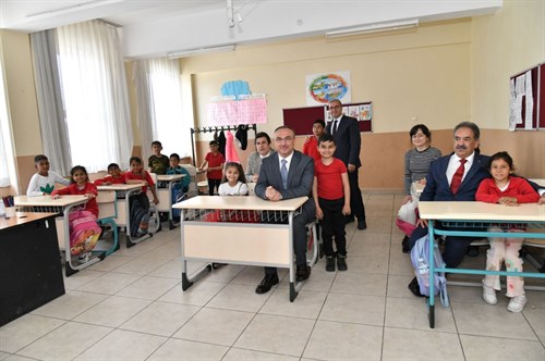 Vali Soytürk 13 Kasım Ortaokulunu Ziyaret Etti