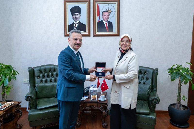 Aile ve Sosyal Hizmetler Bakan Yardımcısı Sayın Leman Yenigün, Valimiz Sayın Hüseyin Aksoy’u makamında ziyaret etti.