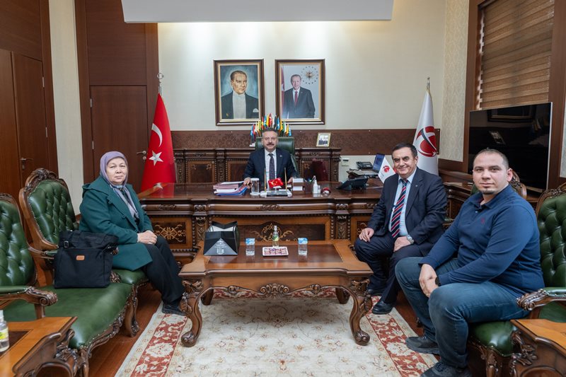 Mahmudiye Belediye Başkanı İshak Gündoğan ve beraberindekiler Valimiz Sayın Hüseyin Aksoy'u ziyaret etti.