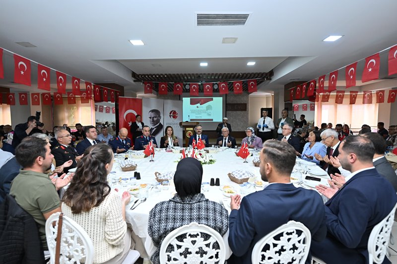 Valimiz Sayın Hüseyin Aksoy, ’19 Eylül Gaziler Günü’ münasebetiyle kahraman gazilerimiz ve aileleri onuruna yemek programı düzenledi.