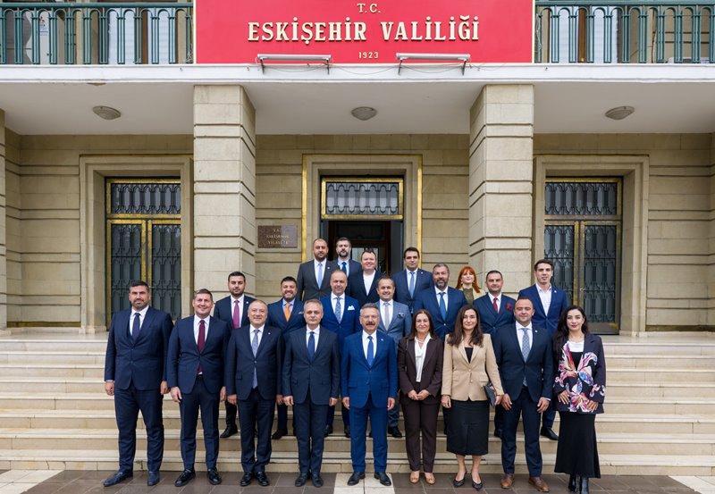 İç Anadolu Genç İş İnsanları Federasyonu Genel Başkanı Hayrettin Arda Yurtsever ve Yönetim Kurulu Üyeleri, Valimiz Sayın Hüseyin Aksoy’u ziyaret etti.