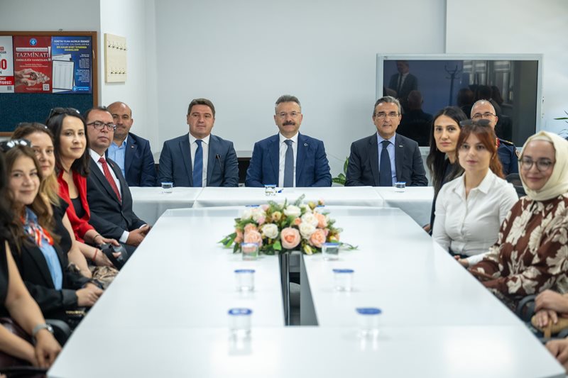 Valimiz Sayın Hüseyin Aksoy, Gündüzler İlkokulu ve Ortaokulu'nun açılış programı sonrası okul öğretmenleriyle bir araya geldi.