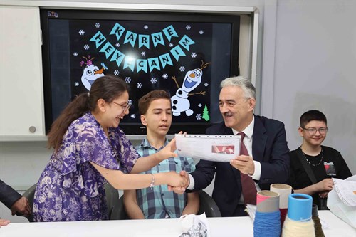 Vali Ayyıldız, Öğrencilerin Karne Sevincine Ortak Oldu