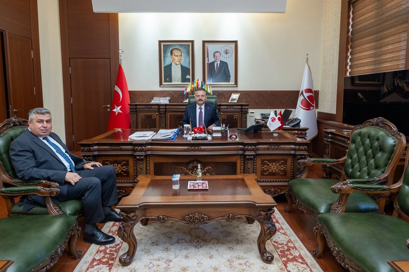 Eskişehir Yüksek Hızlı Tren Yolcu Hizmetleri Müdürü Ali Çelik, Valimiz Sayın Hüseyin Aksoy'u ziyaret etti.