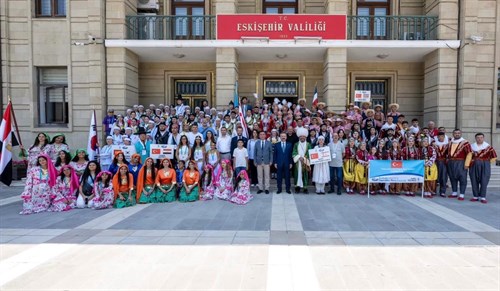 Uluslararası Folklor Festivali ve Geleneksel Sanatlar Organizasyon Konseyi temsilcileri Valimiz Sayın Hüseyin Aksoy’u ziyaret etti.