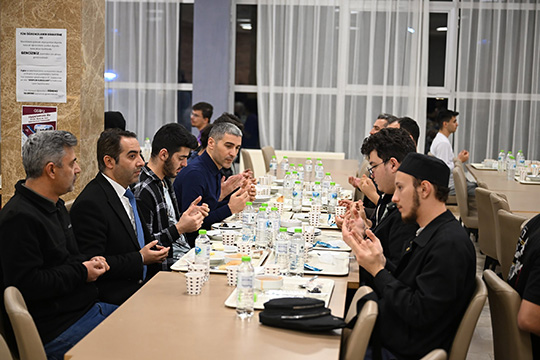 Vali Dr. Naci Aktaş Uşak Üniversitesi Öğrencileriyle Sahurda Bir Araya Geldi