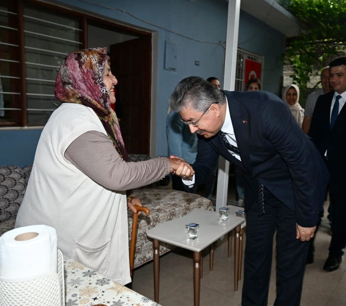 Vali Yılmaz, Şehidimiz Uzman Jandarma I. Kademeli Çavuş Umut Eyvaz’ın Ailesini Sumbas İlçemizdeki Evlerinde Ziyaret Etti