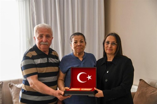 VALİMİZ SAYIN ATİLLA TOROS'UN EŞİ DUDU İREM TOROS HANIMEFENDİ, ŞEHİT OLAN PİYADE ER MUHAMMED İLHAN’IN AİLESİNİ ZİYARET ETTİ