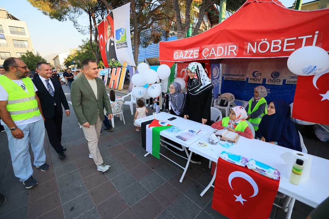 Valimiz Sayın Dr. İdris Akbıyık Gazze Çadır Nöbetini Ziyaret Etti