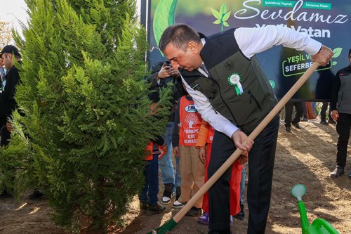 Vali Osman Hacıbektaşoğlu ve Hanımefendi Güney Hacıbektaşoğlu, Milli Ağaçlandırma Günü Kapsamında Fidan Dikim Etkinliğine Katıldı