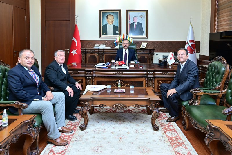 Eskişehir Demirspor Kulübü Başkanı Mehmet Ali Hünerlier ve Yönetim Kurulu Üyeleri  Valimiz Sayın Hüseyin Aksoy’u ziyaret etti.
