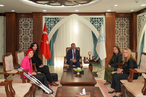 Dara Mezopotamya Kadın Kooperatifi Başkanı Şilan Dara ve beraberindeki heyet, Vali Ali Çelik’i makamında ziyaret ettiler