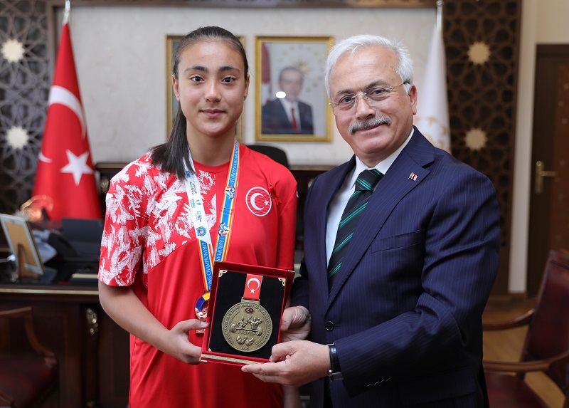 Şampiyon sporcudan Vali Kumbuzoğlu’na Ziyaret