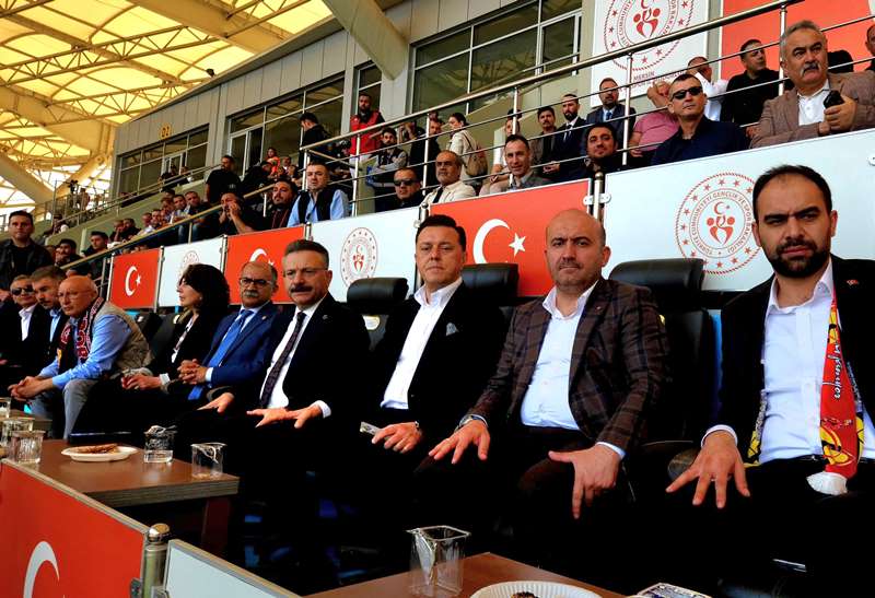 Valimiz Sayın Hüseyin Aksoy, Eskişehirspor'un Mezitli 33 Spor ile Mersin Stadında  oynanan maçını tribünden takip etti.