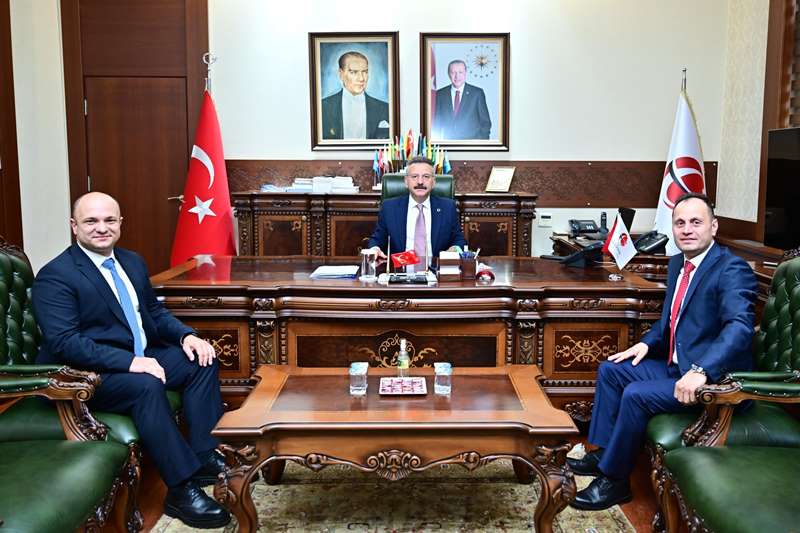 Ford Otosan Eskişehir Fabrika Müdürü Namık Kemal Keskin ve İnsan Kaynakları Müdürü Ahmet Tingül Valimiz Sayın Hüseyin Aksoy’u ziyaret etti.