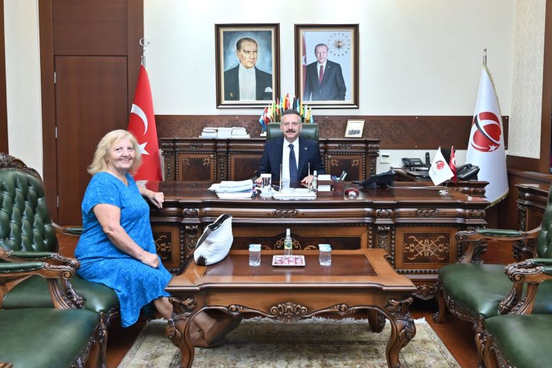 Samsun ilinden emekli öğretmen Nurhan Gökalp Parlak Valimiz Sayın Hüseyin Aksoy’u ziyaret etti.
