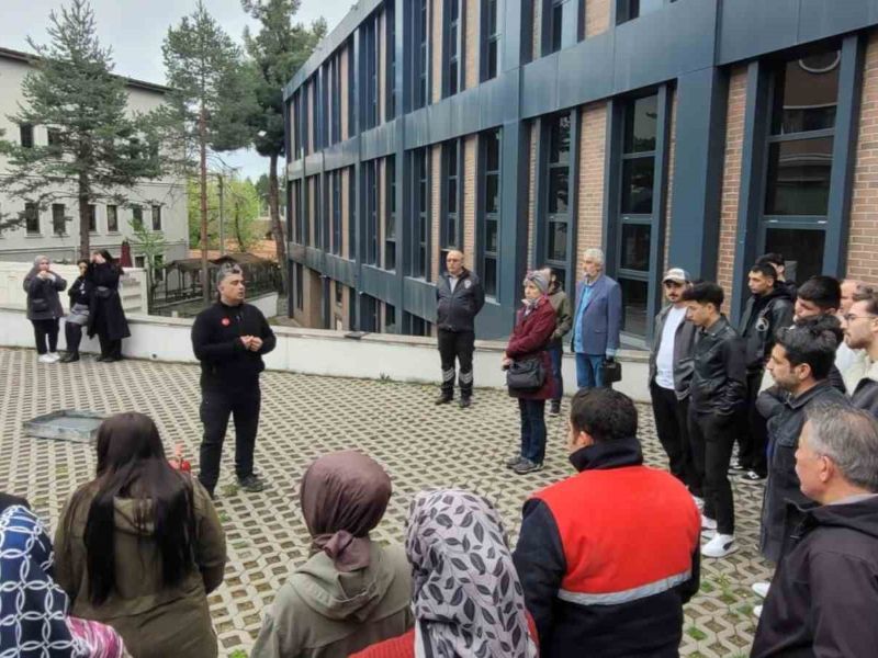 Afet Bilincini Artırmak Amacıyla Karabük Valiliği İl Afet ve Acil Durum Müdürlüğü (AFAD) Tarafından "Afet Farkındalık Eğitimi" Verildi