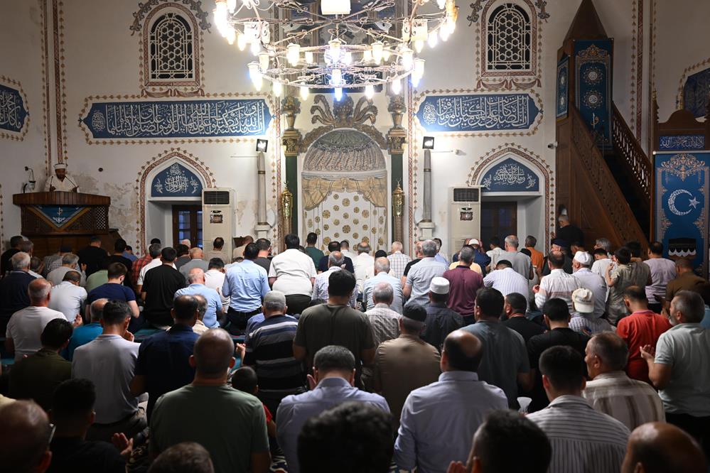 Vali Turan, Mevlid Kandili münasebetiyle Hızırbey Camii’nde düzenlenen programa katıldı…