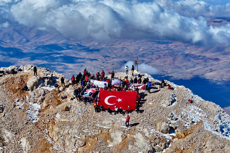 ALADAĞLAR’DA CUMHURİYETİN 102. YILI GURURLA KUTLANDI