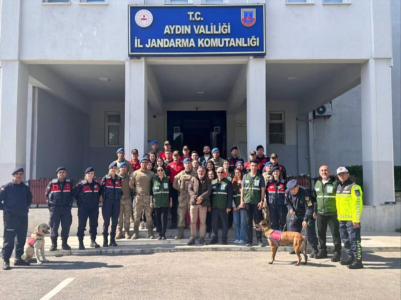 Aydın İl Jandarma Komutanlığı, Yeşilay Haftası'nda Gençlere Tanıtım Faaliyeti Gerçekleştirdi