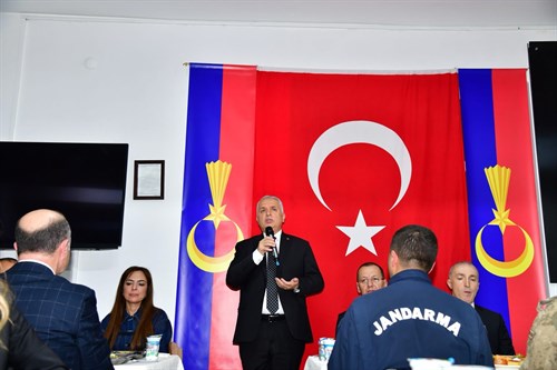 Vali Aziz Yıldırım Jandarma Personeliyle İftar Yaptı