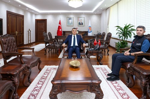 VALİMİZ SAYIN ATİLLA TOROS, İÇİŞLERİ BAKANLIĞI GÖÇ İDARESİ BAŞKAN YARDIMCISI RAMAZAN SEÇİLMİŞ İLE GÖRÜŞTÜ