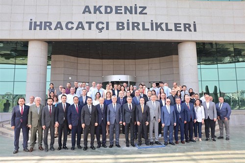 TİCARET BAKANI PROF. DR. SAYIN ÖMER BOLAT, VALİMİZ SAYIN ATİLLA TOROS İLE AKDENİZ İHRACATÇI BİRLİKLERİNİ (AKİB) ZİYARET ETTİ