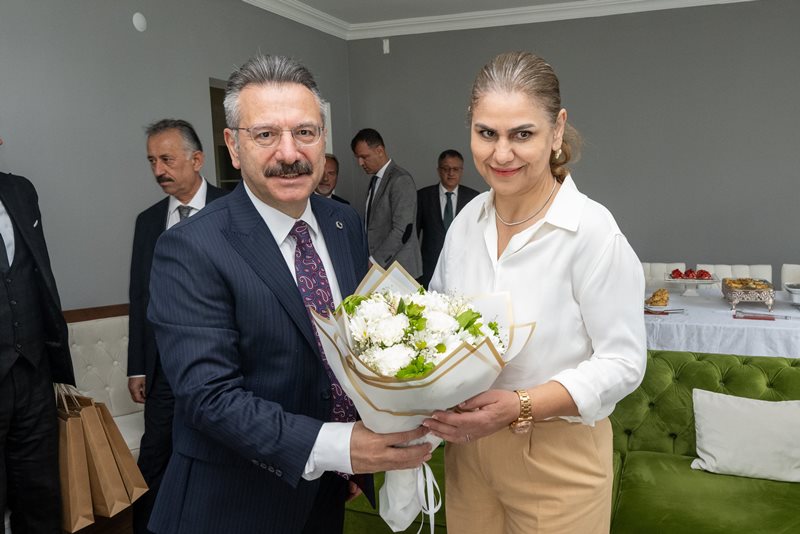 Valimiz Sayın Hüseyin Aksoy, Anneler Günü ve Engelliler Haftası dolayısıyla, Neşe Uyguner ve ailesini ziyaret etti.
