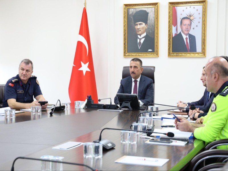 Vali Osman Hacıbektaşoğlu Başkanlığında Karayollarında Hız Sınırlama Uygulamalarında Yeknesaklık Konulu Toplantı Gerçekleştirildi