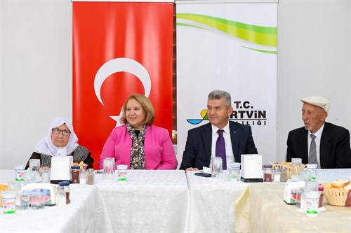 Valimiz Dr. Turan Ergün ve Eşi Hülya Ergün Hanımefendi, Naime-İsmail Yılmaz Huzurevi’ni Ziyaret Etti